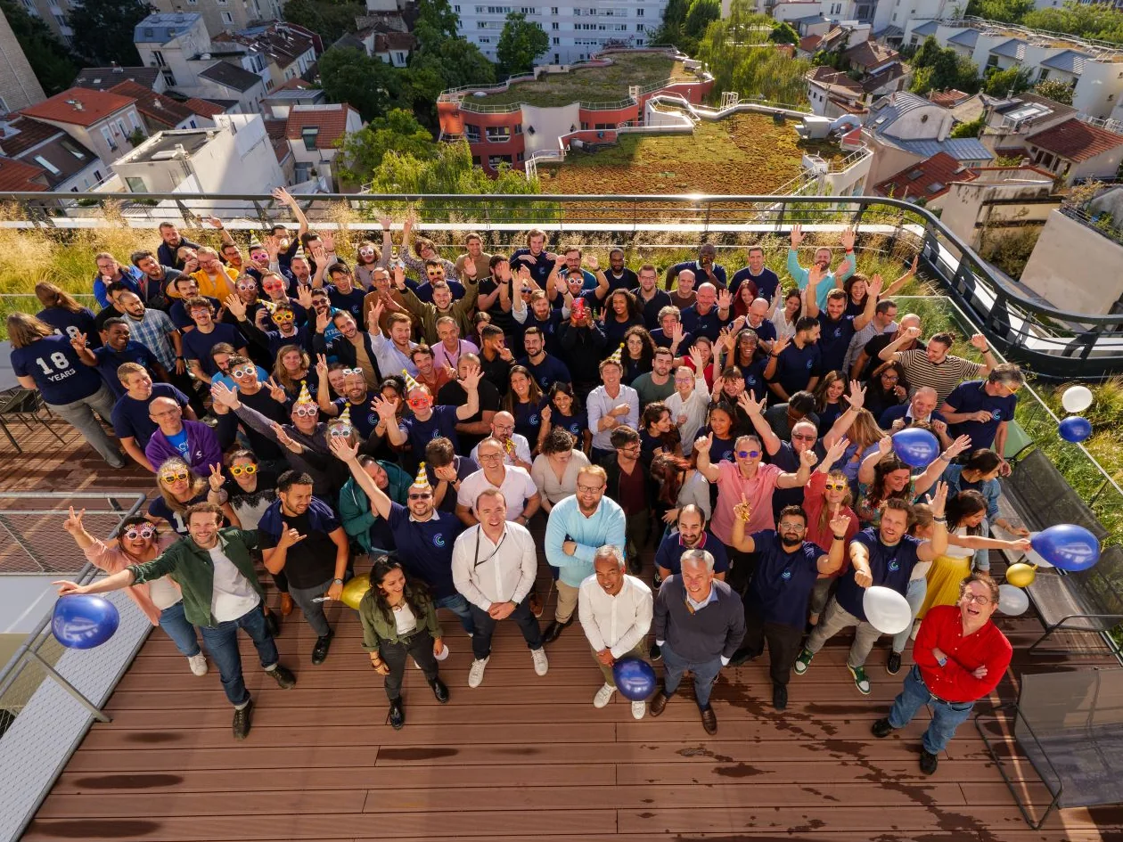 Das Centreon-Team auf einer Dachterrasse in Paris, winkend in die Kamera