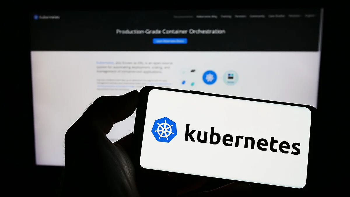 Kubernetes logo on a smartphone in front of the Kubernetes website